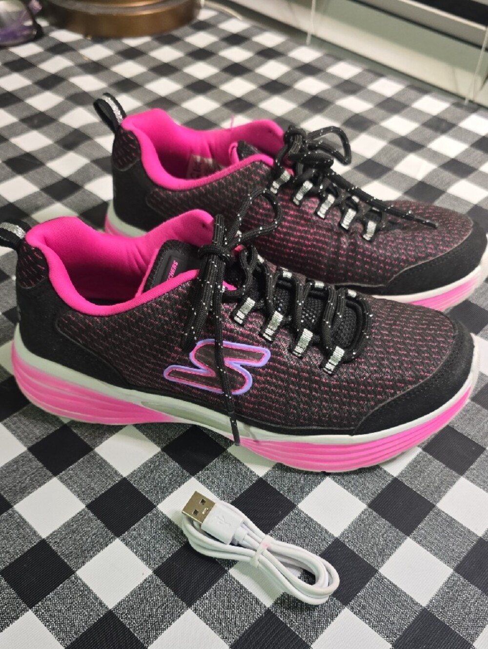 Girls Skechers Lite Up Tennis With Charge Cord. Light Up 4 Colors. Just Too Cute - Picture 5 of 6